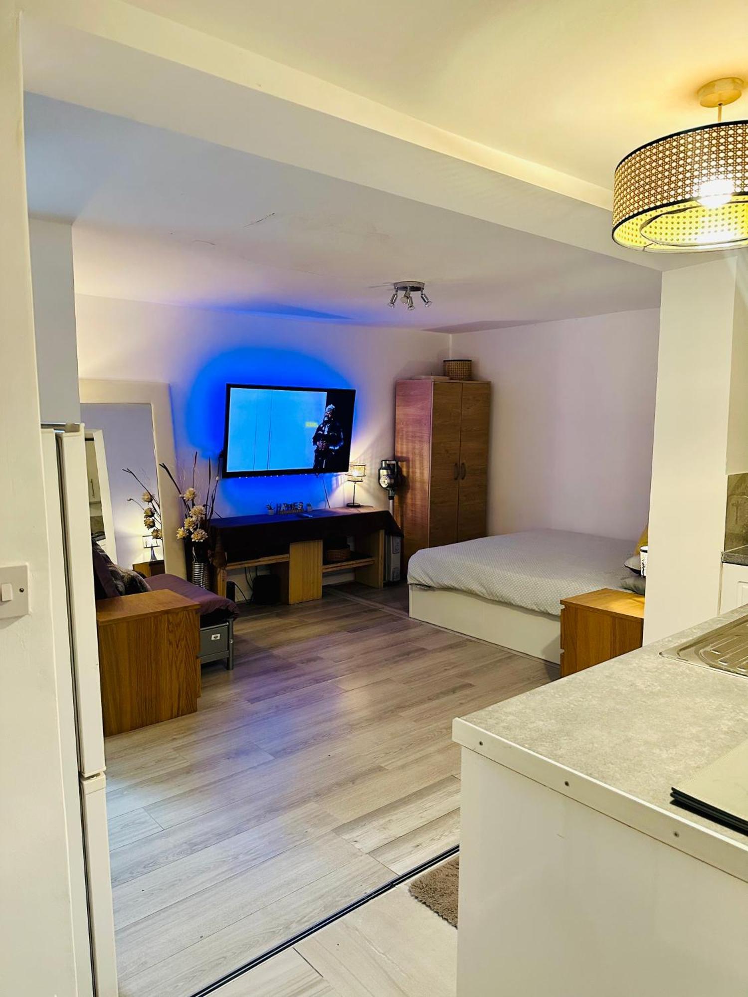 Stylish Studio Flat - Watford Junction - Harry Potter Exterior photo