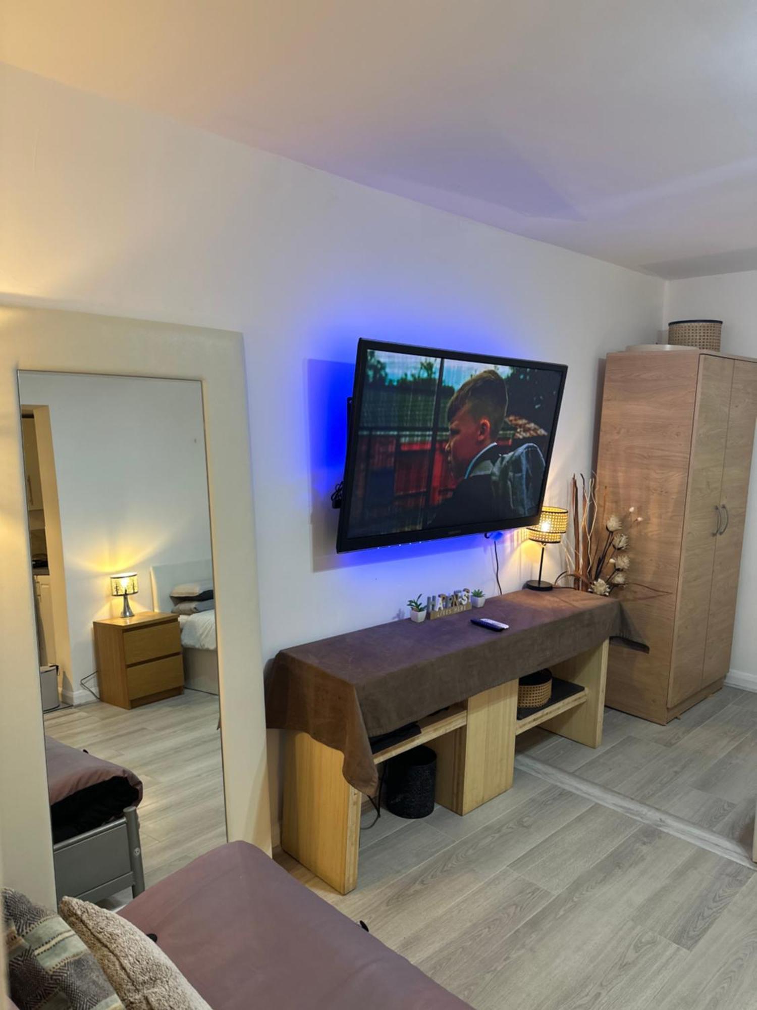 Stylish Studio Flat - Watford Junction - Harry Potter Exterior photo