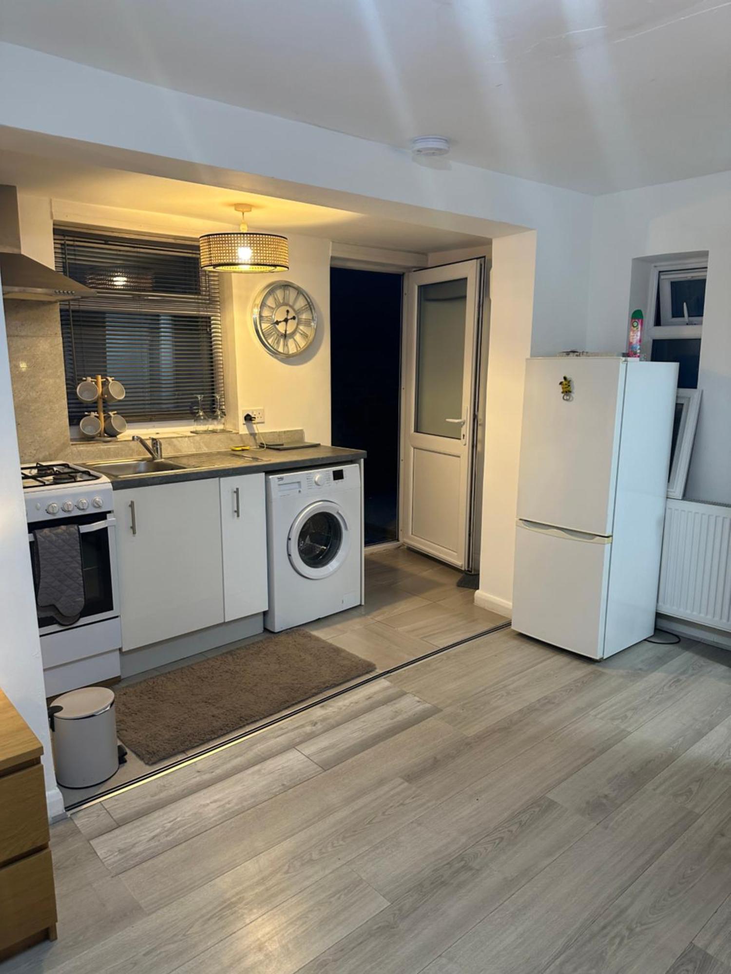 Stylish Studio Flat - Watford Junction - Harry Potter Exterior photo