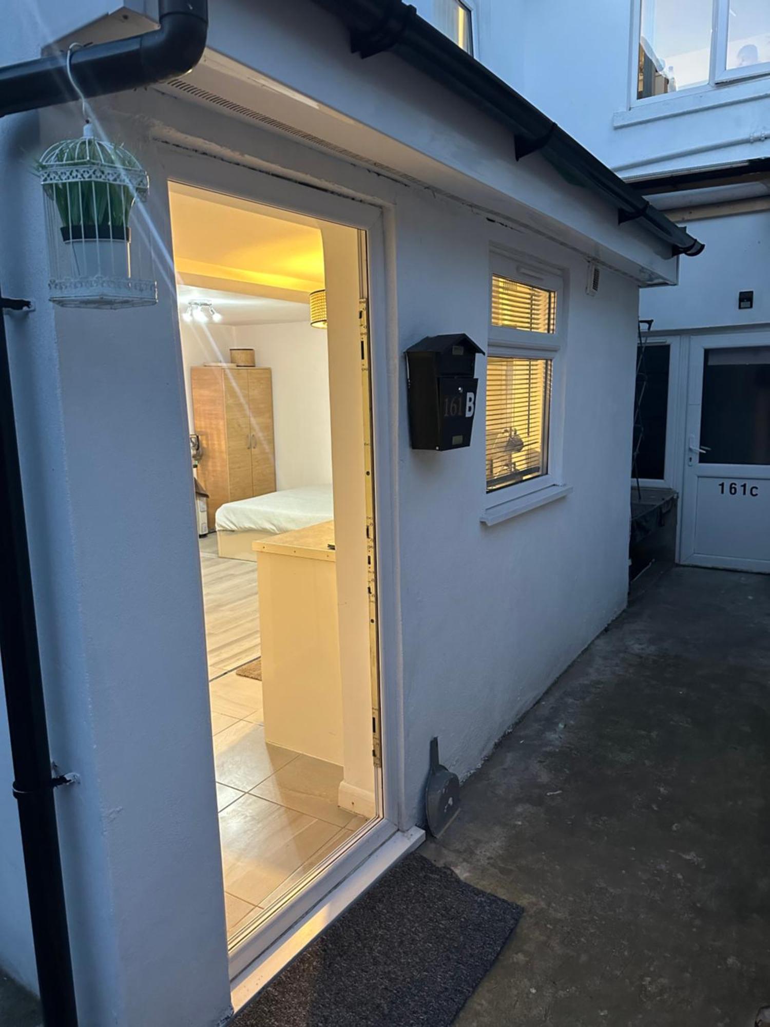 Stylish Studio Flat - Watford Junction - Harry Potter Exterior photo