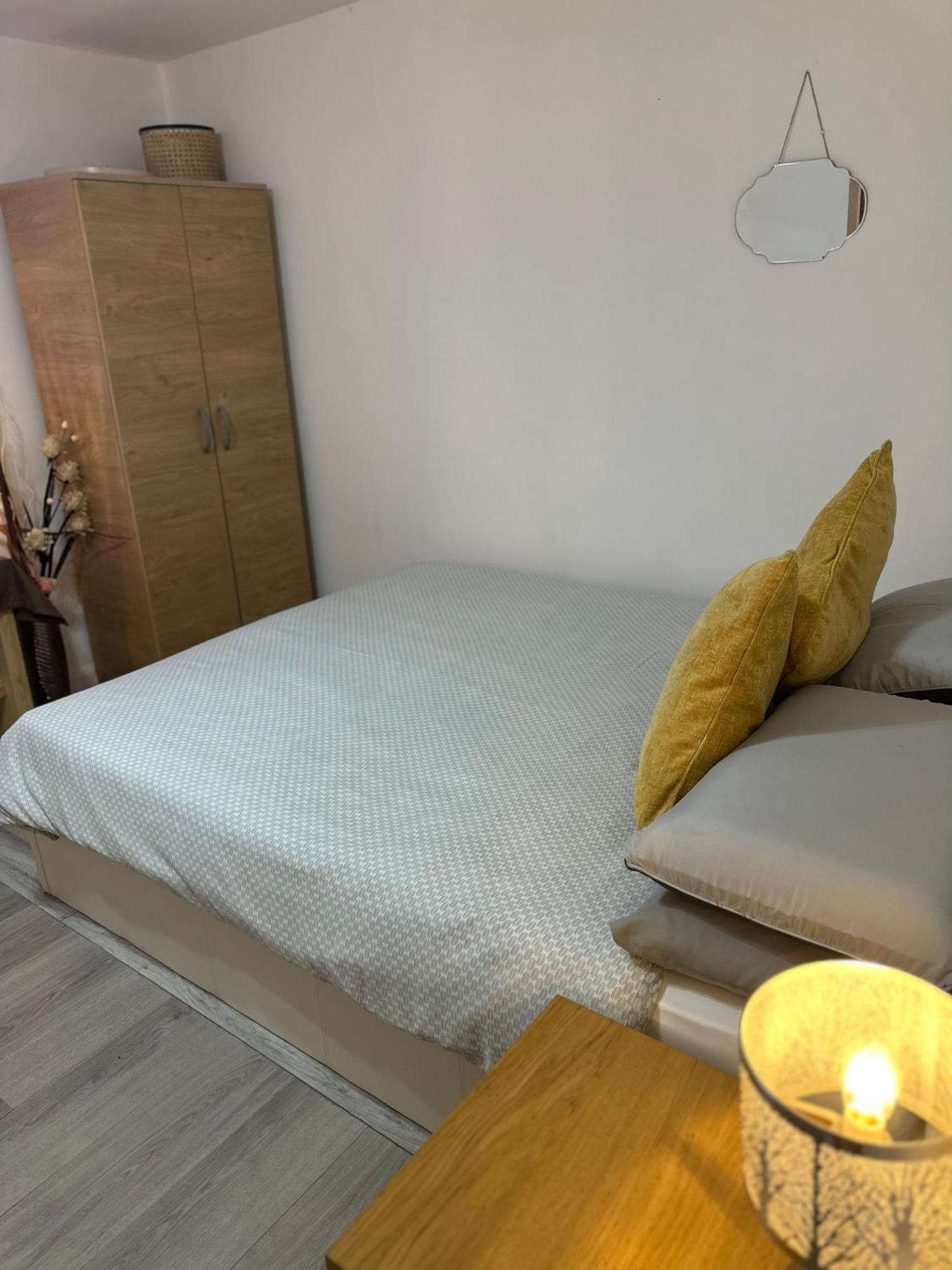Stylish Studio Flat - Watford Junction - Harry Potter Exterior photo