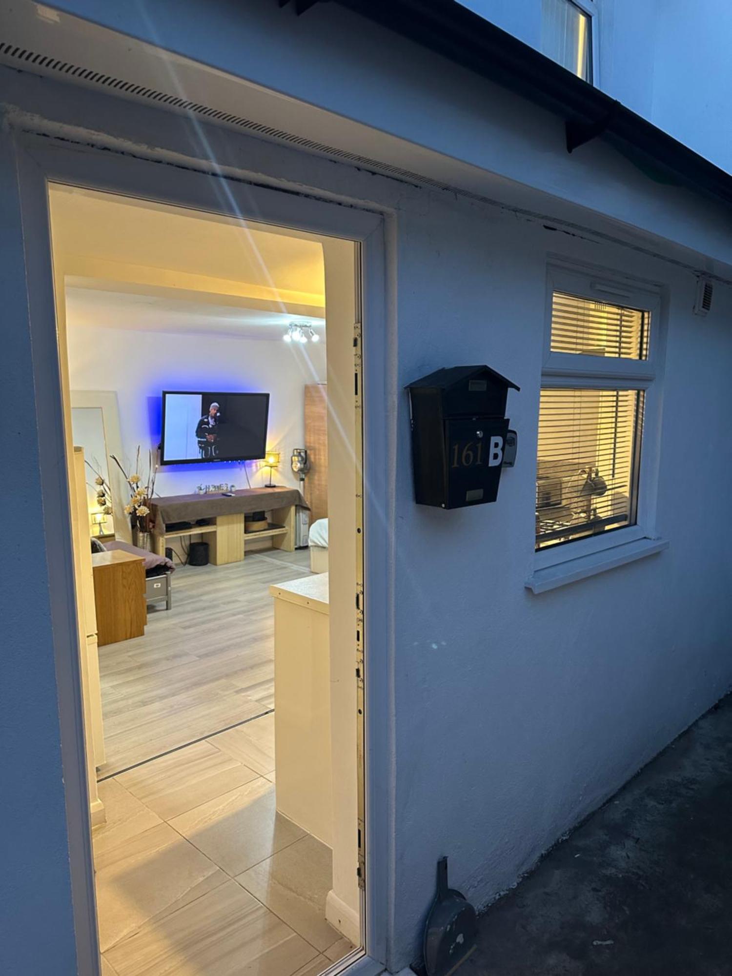 Stylish Studio Flat - Watford Junction - Harry Potter Exterior photo