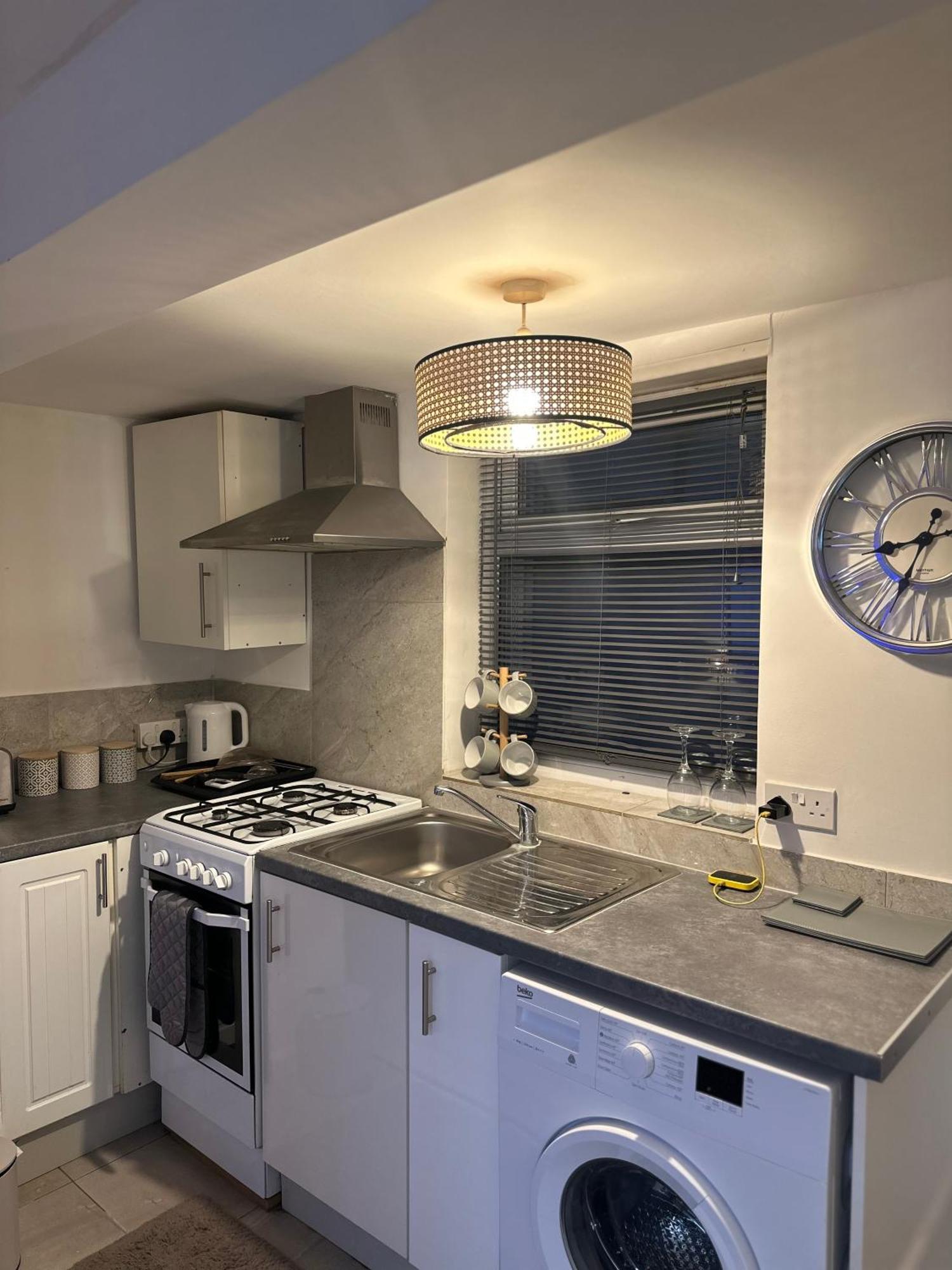 Stylish Studio Flat - Watford Junction - Harry Potter Exterior photo